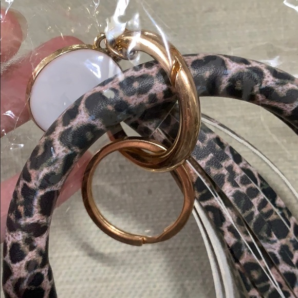 Leopard print bangle bracelet keychain holder - Picture 3 of 4